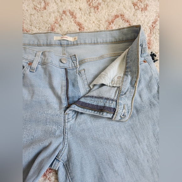 Levi's Boyfriend Jeans Light Blue Wash Cropped Length Size 32 - Picture 5 of 7